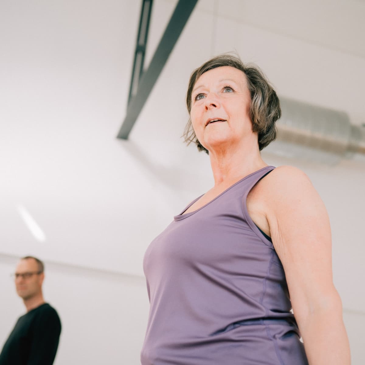 Begyndere træner pilates med fokus på vejrtrækning og kropskontrol på FOF’s hold Pilates for begyndere.
