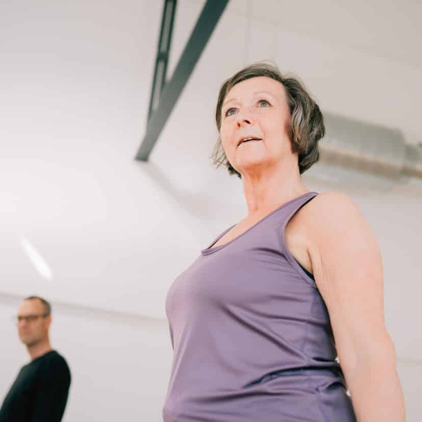 Kvinde dyrker yoga hos FOF Djursland