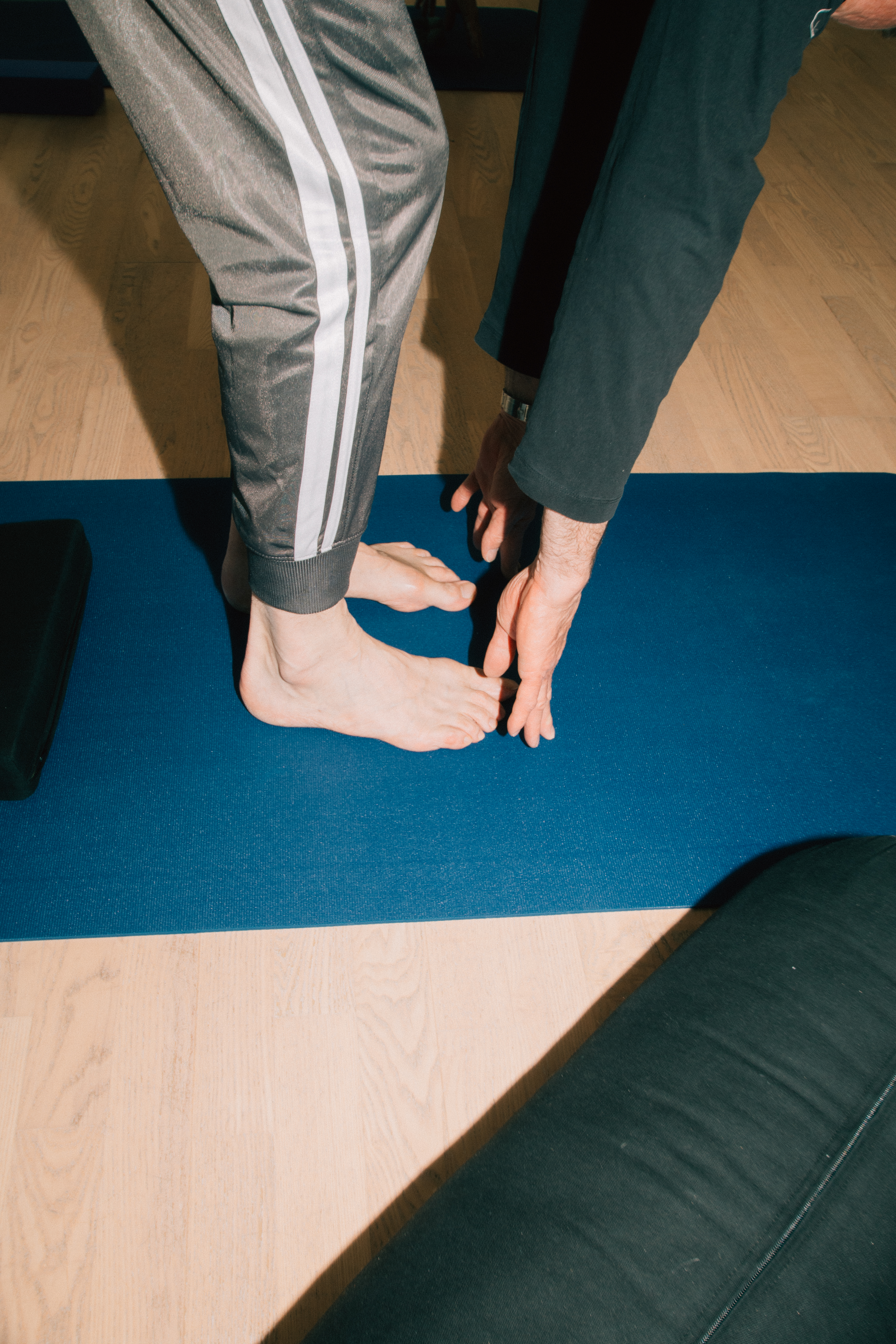 fødder på yogamåtte