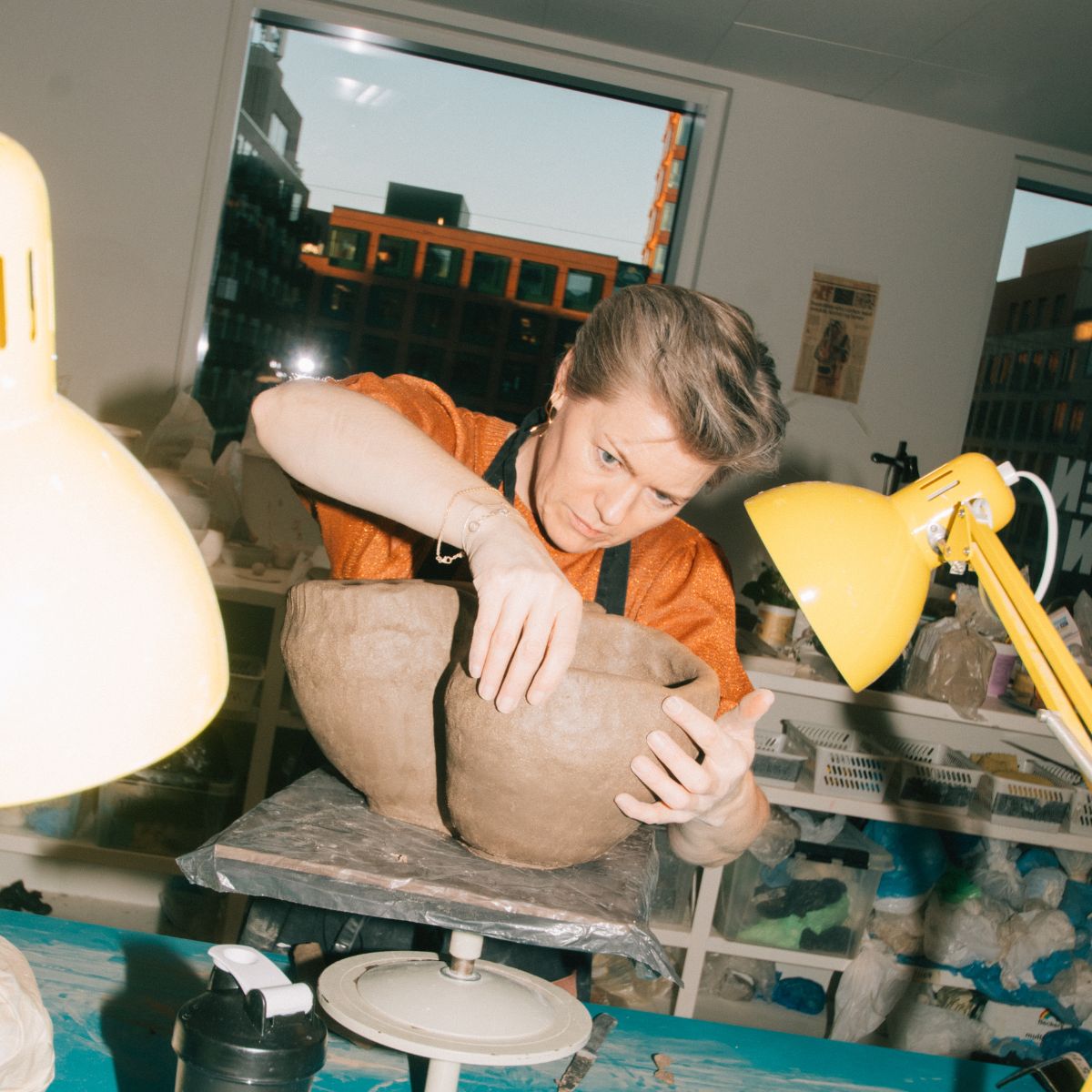 En kvinde, der laver keramik, på et keramikkursus på FOF Aftenskolen Aarhus