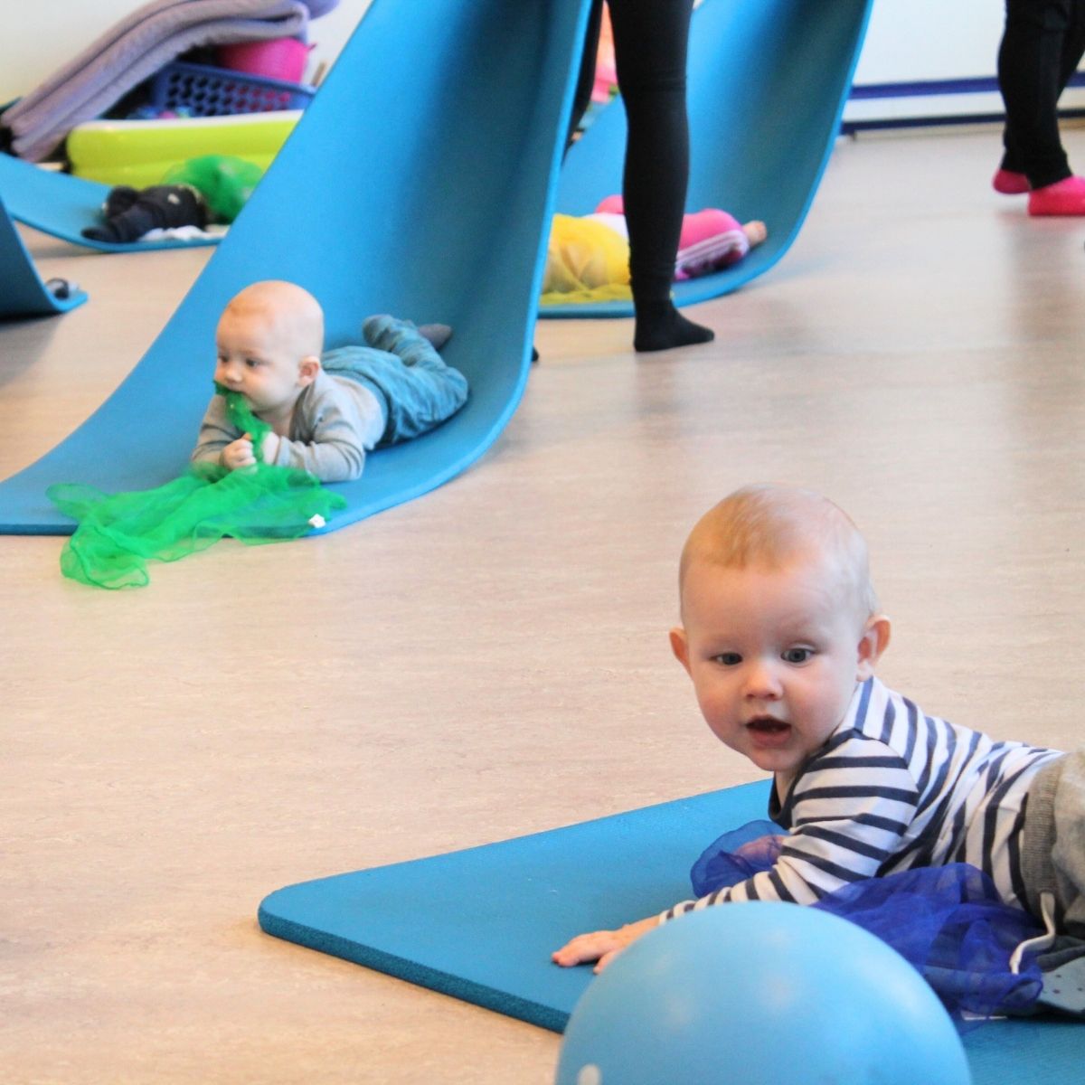 Babyer med deres forældre til babygymnastik hos FOF.