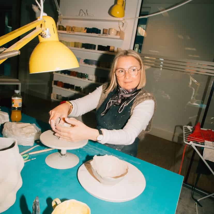 kvinde drejer keramik