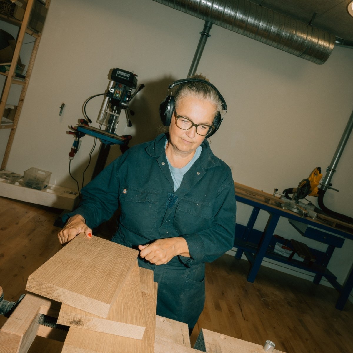 Kvinde der arbejder med træ