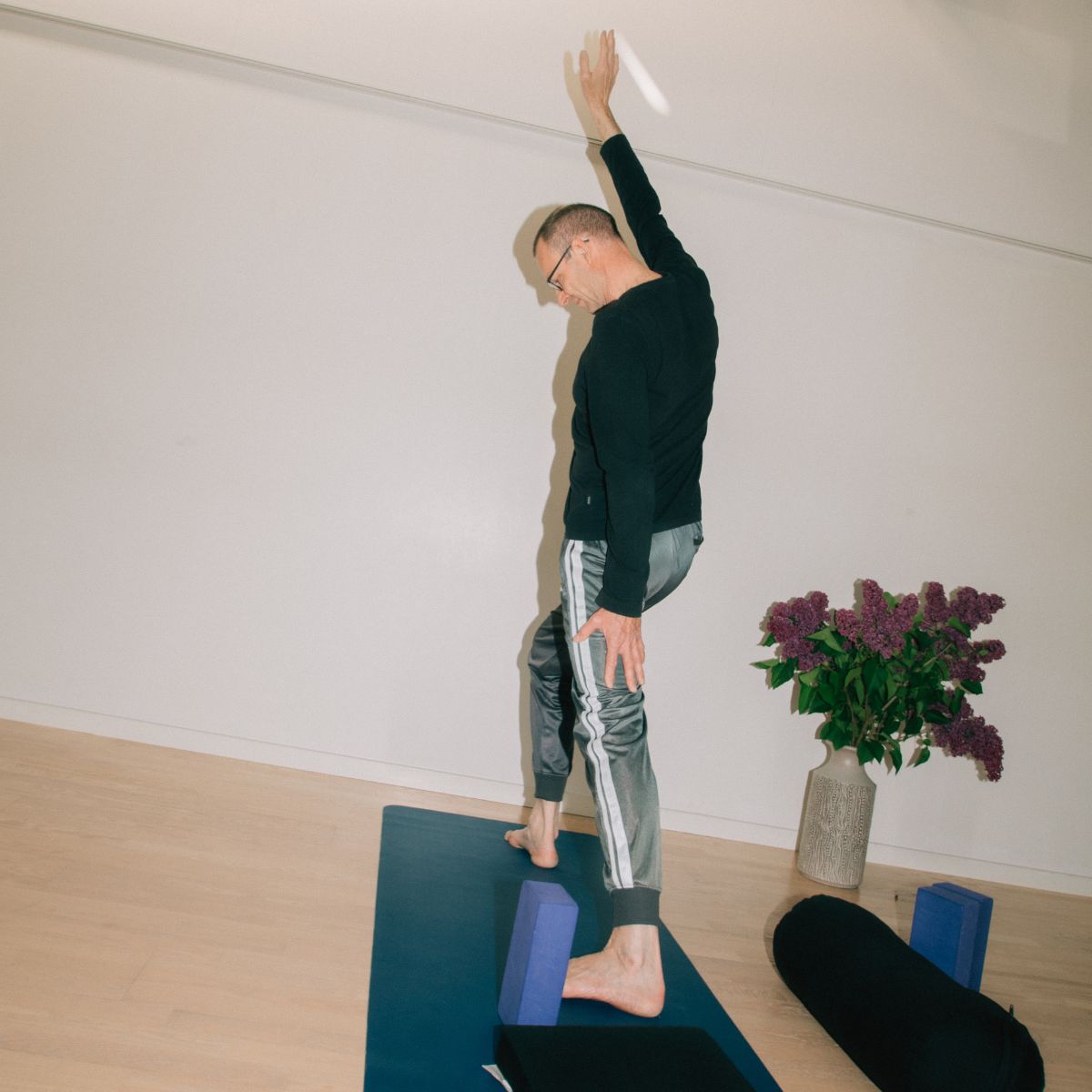 Mænd dyrker Hatha Yoga hos FOF – styrke og smidighed i fokus.