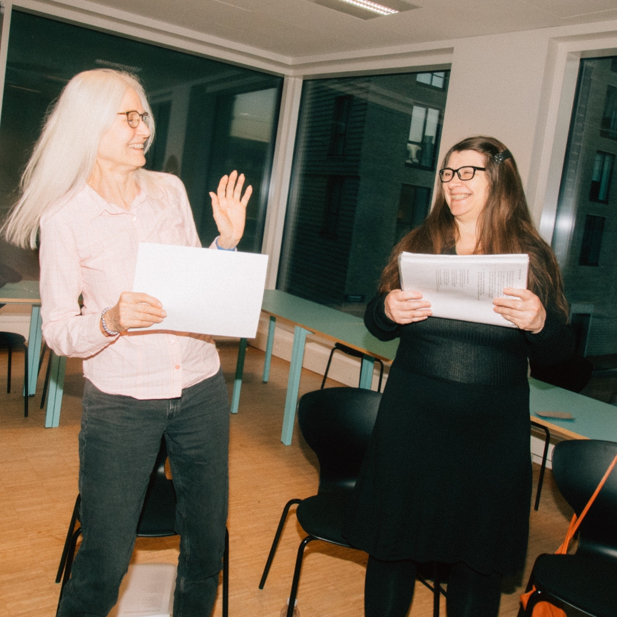 Kordeltagere hygger sig med fællessang hos FOF København og Nordsjælland