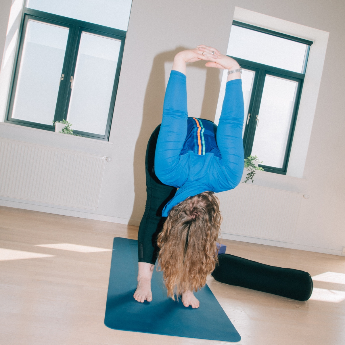 Kvinder dyrker yoga på yogakursus i FOF Aarhus