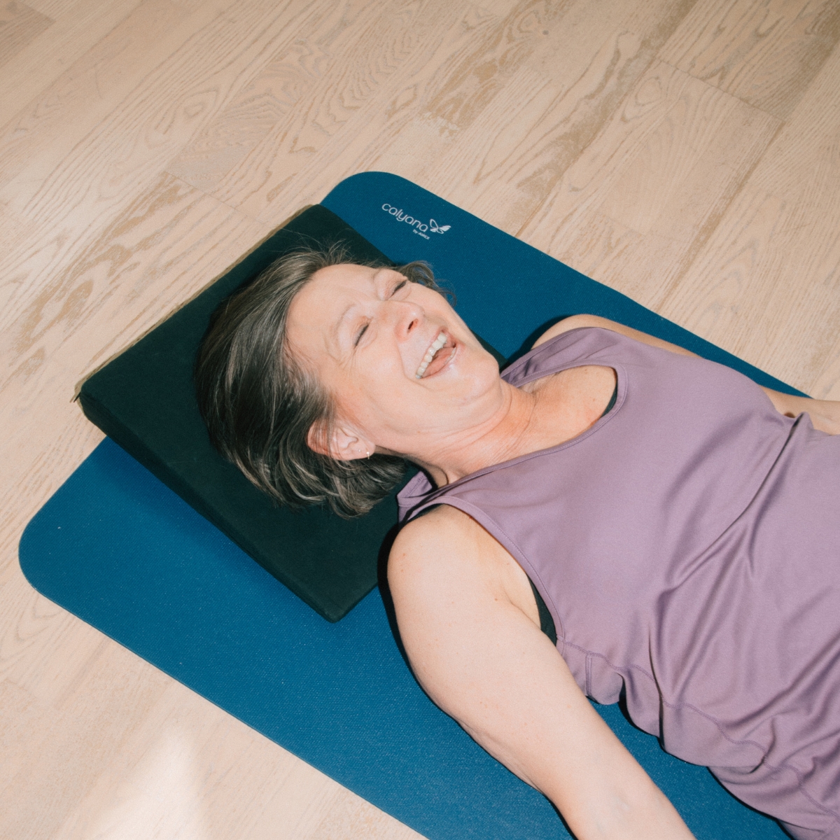 fødder på yogamåtte