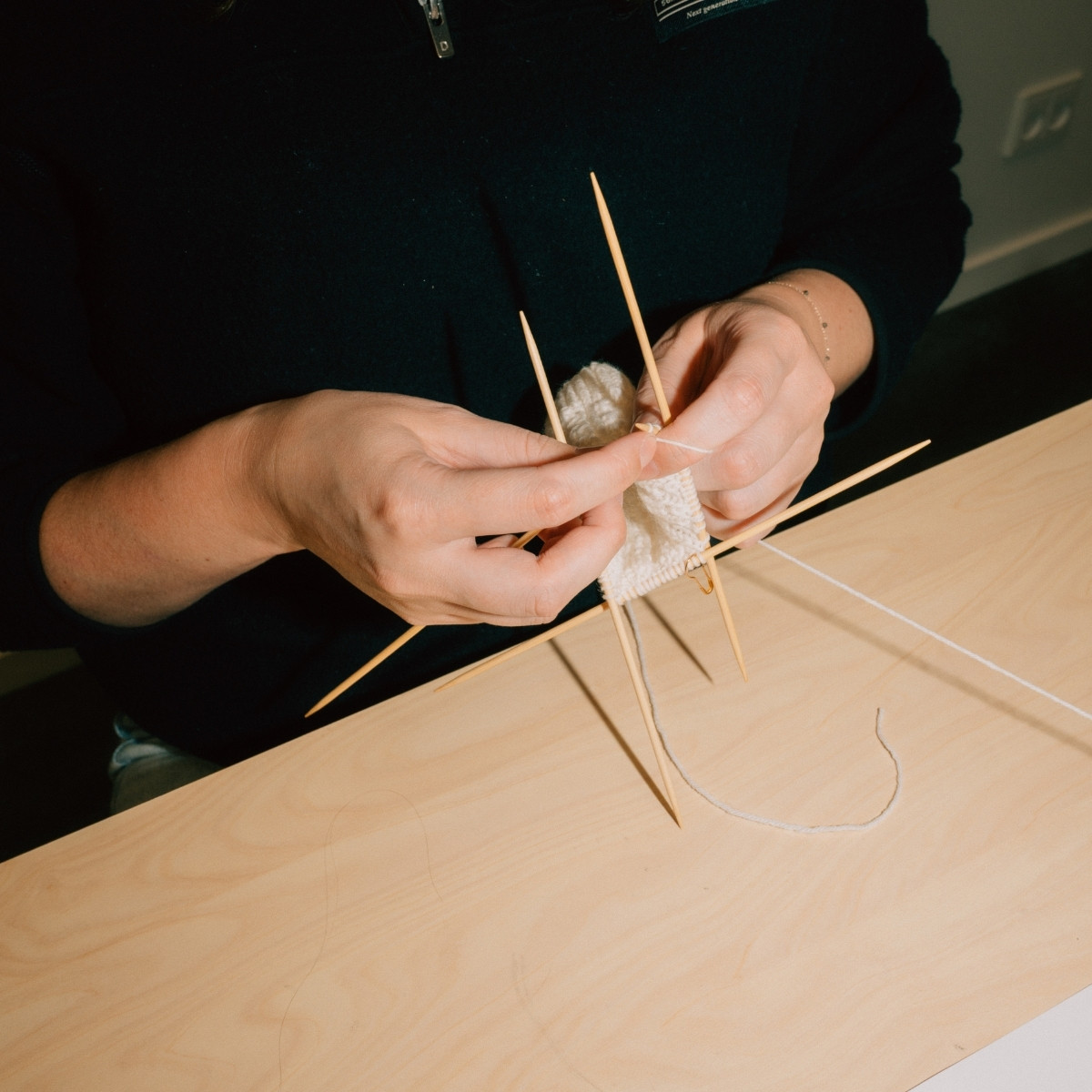 Hænder der strikker