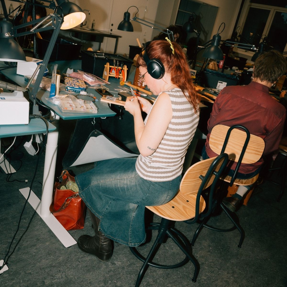 Kursist fordybet i smykkefremstilling