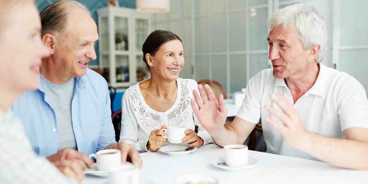 Gruppe mennesker der drikker kaffe og snakker