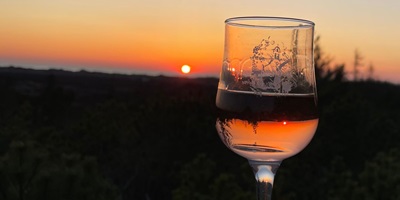 Vinsmagning for alle - Vinglas og solnedgang